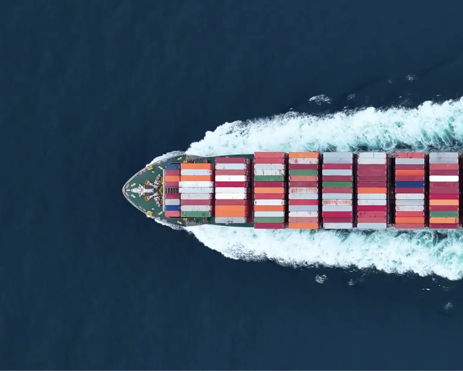 Containerschiff im Hafen