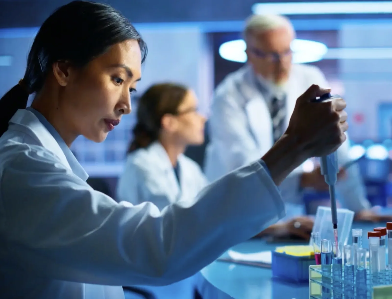 Wissenschaftlerinnen und Wissenschaftler im Labor