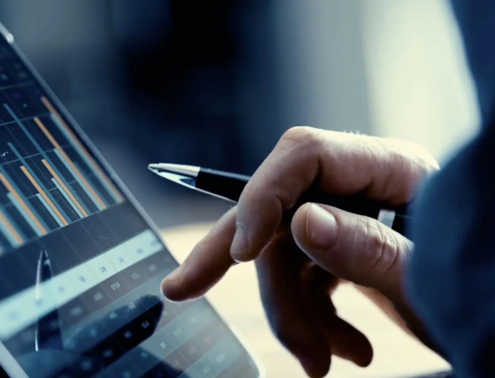 Hand bedient ein Tablet mit Handelsdashboard